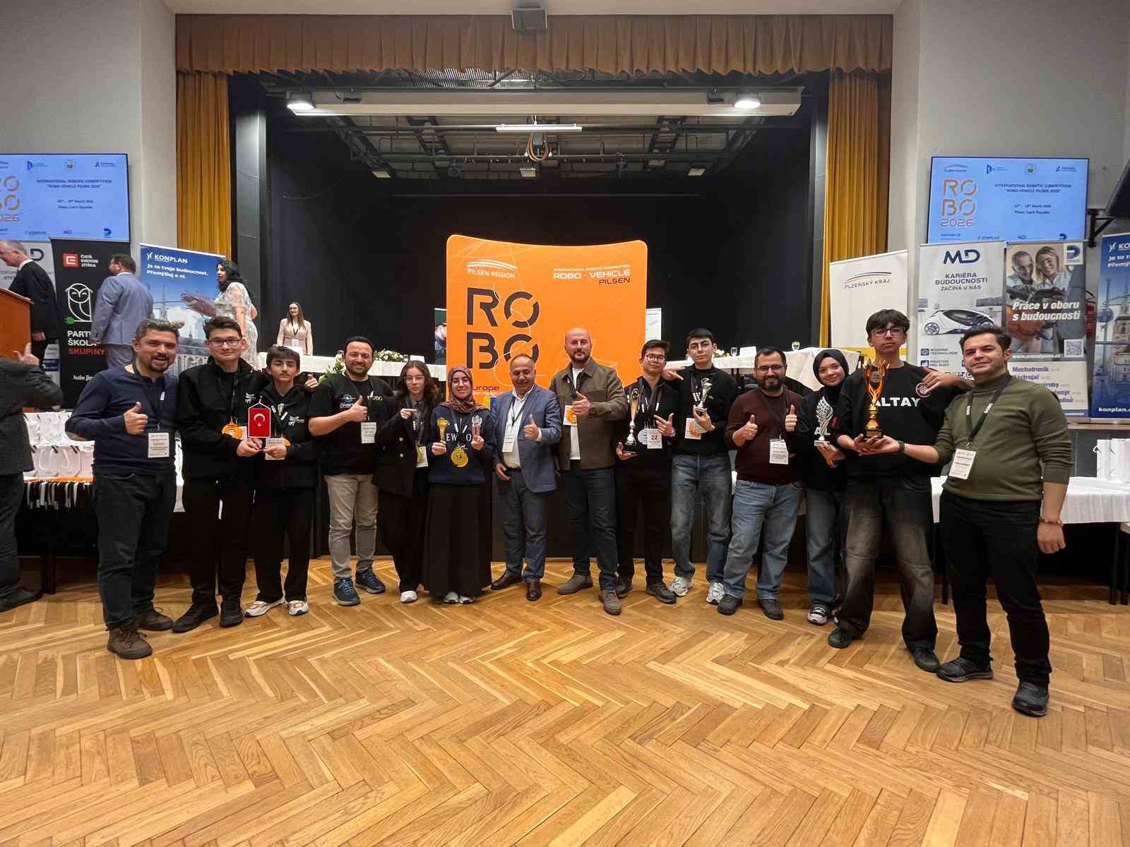 bursali ogrencilerden cekyada robotik basarisi 5 62mBSmlw
