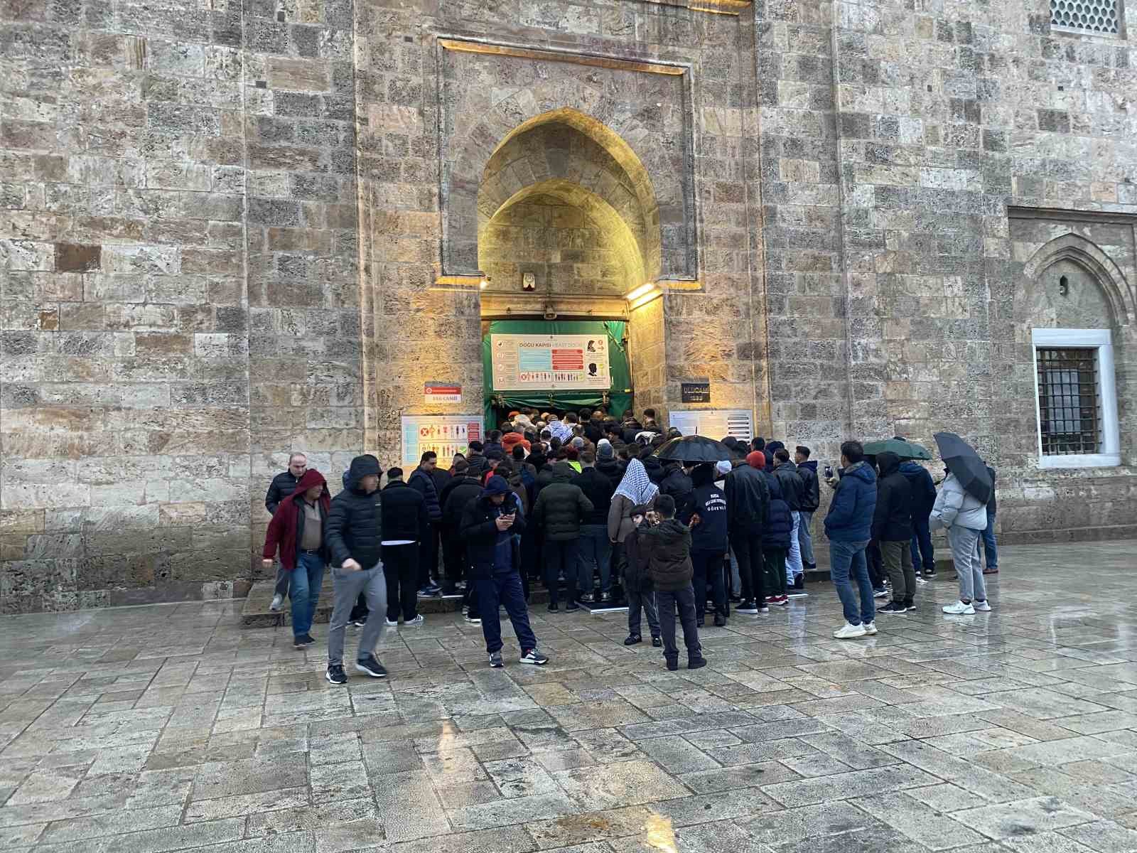 bursalilar bayram namazinda ulu camiye akin etti 1 KKyATfMS
