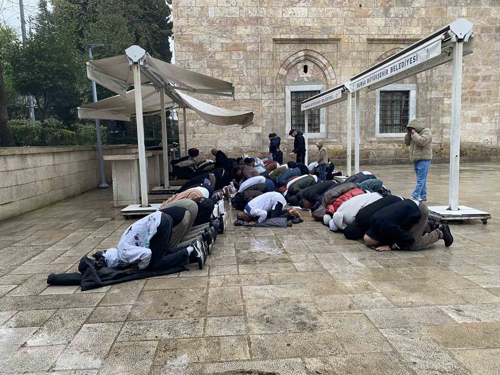 bursalilar bayram namazinda ulu camiye akin etti 2 kshwBqTm
