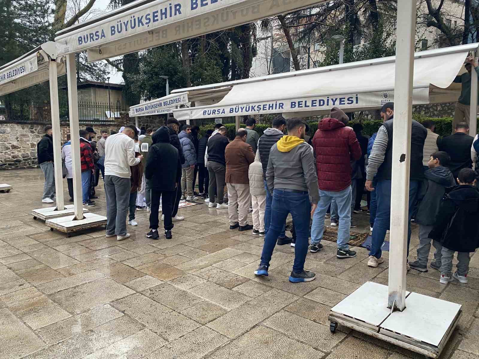 bursalilar bayram namazinda ulu camiye akin etti 4