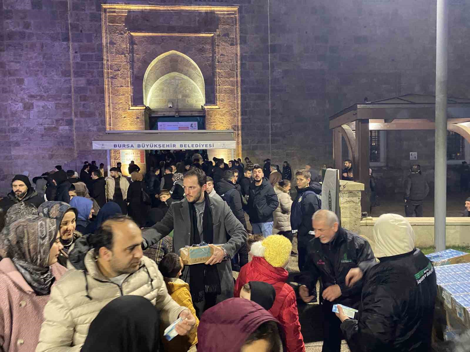 Bursalılar Miraç Kandili’nde Ulu Cami’ye akın etti 5 bursalilar mirac kandilinde ulu camiye akin etti 1 OG29MQvA