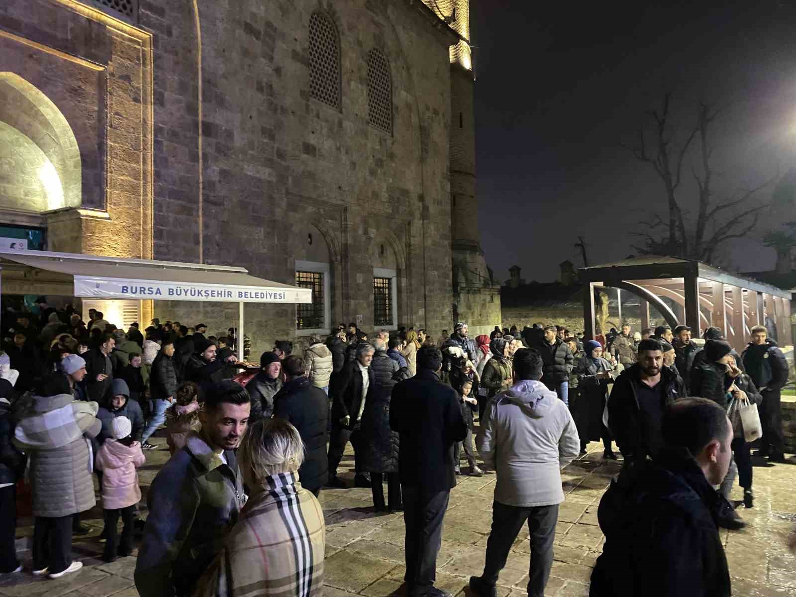 Bursalılar Miraç Kandili’nde Ulu Cami’ye akın etti 6 bursalilar mirac kandilinde ulu camiye akin etti 2 HthA5Cpw