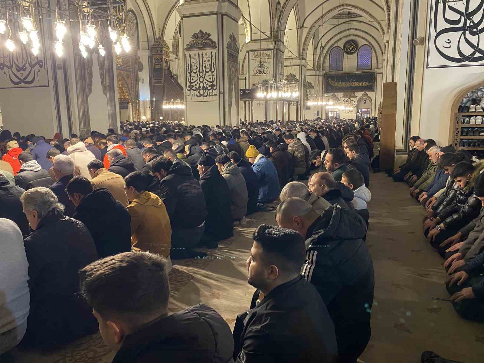 Bursalılar Miraç Kandili’nde Ulu Cami’ye akın etti 7 bursalilar mirac kandilinde ulu camiye akin etti 3 H1XeJKOl