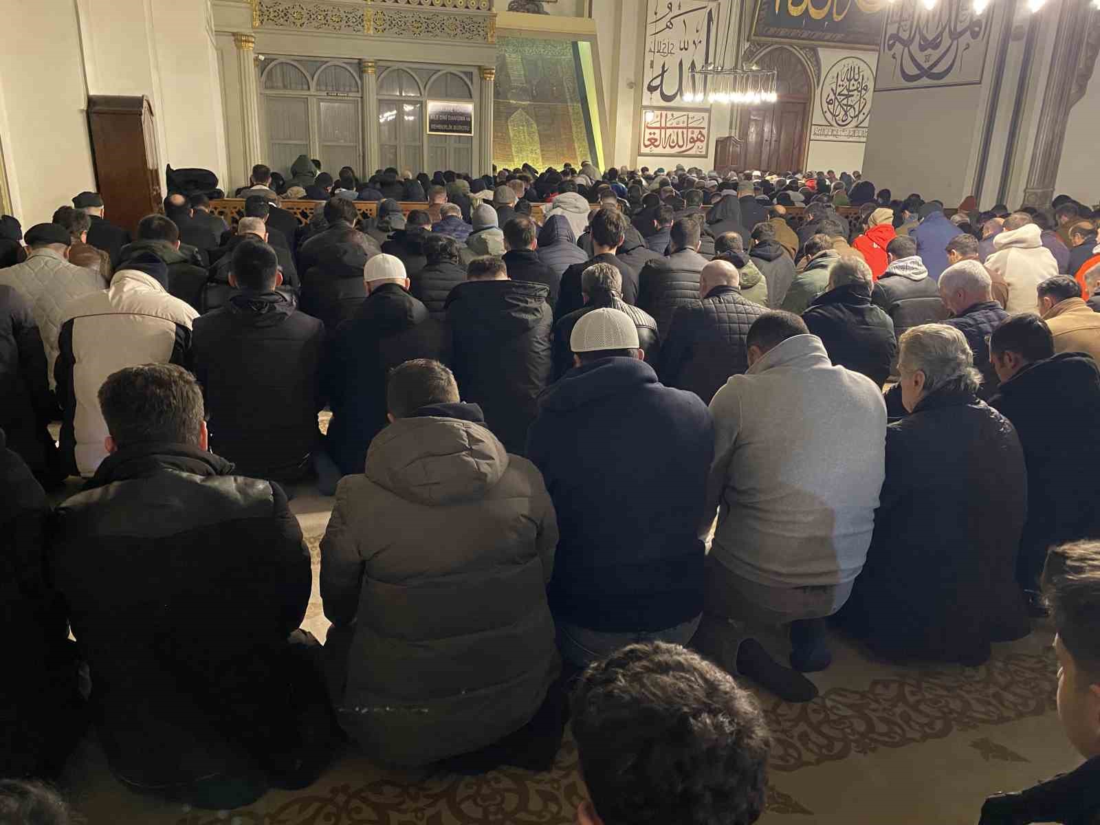 Bursalılar Miraç Kandili’nde Ulu Cami’ye akın etti 8 bursalilar mirac kandilinde ulu camiye akin etti 4 TggdaSQc