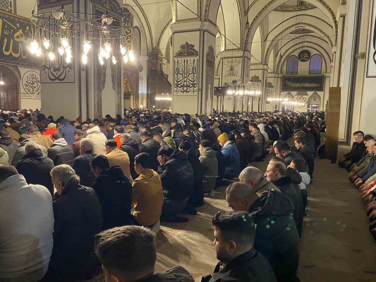 Bursalılar Miraç Kandili’nde Ulu Cami’ye akın etti 9 bursalilar mirac kandilinde ulu camiye akin etti 5 gGObznzt