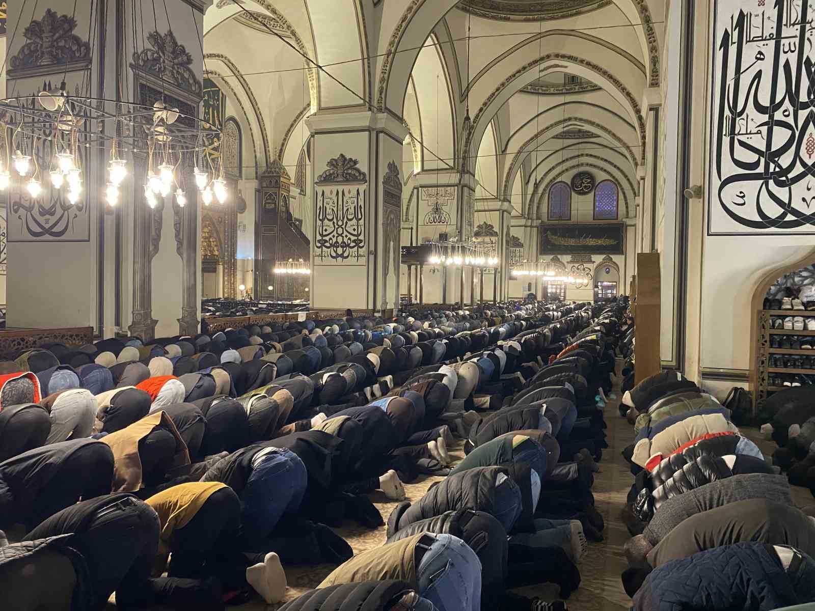 Bursalılar Miraç Kandili’nde Ulu Cami’ye akın etti 10 bursalilar mirac kandilinde ulu camiye akin etti 6