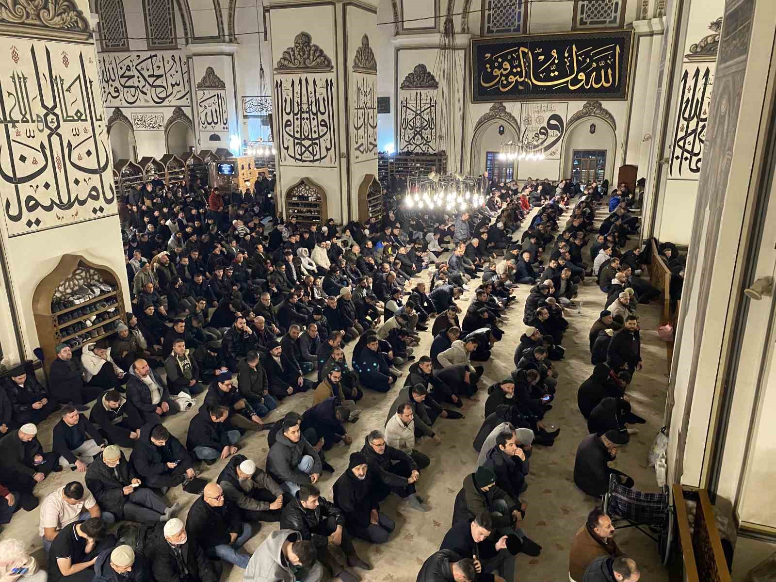Bursalılar Miraç Kandili’nde Ulu Cami’ye akın etti 11 bursalilar mirac kandilinde ulu camiye akin etti 7 UeLXPked
