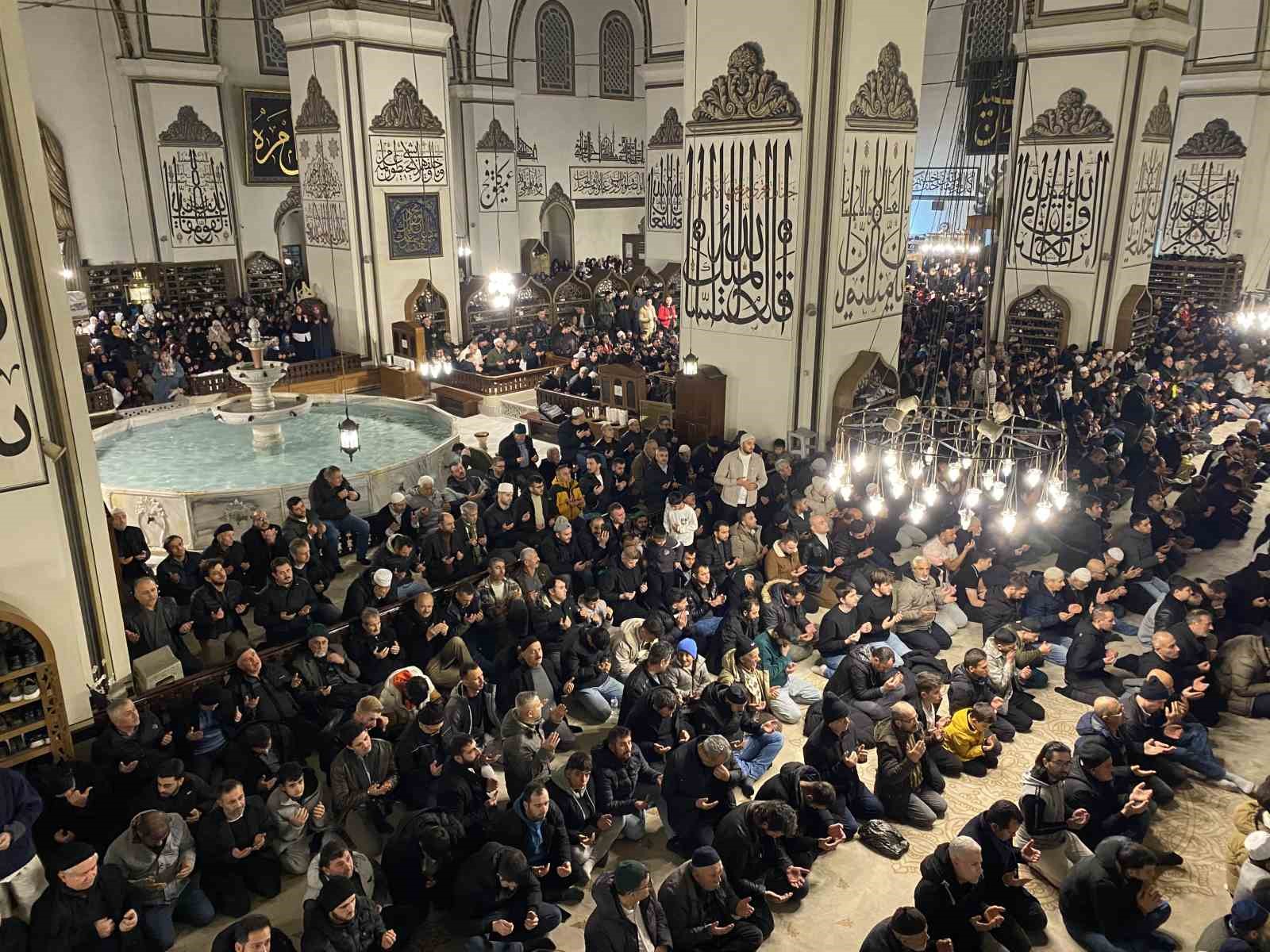 Bursalılar Miraç Kandili’nde Ulu Cami’ye akın etti 12 bursalilar mirac kandilinde ulu camiye akin etti 8 jUbW83gW