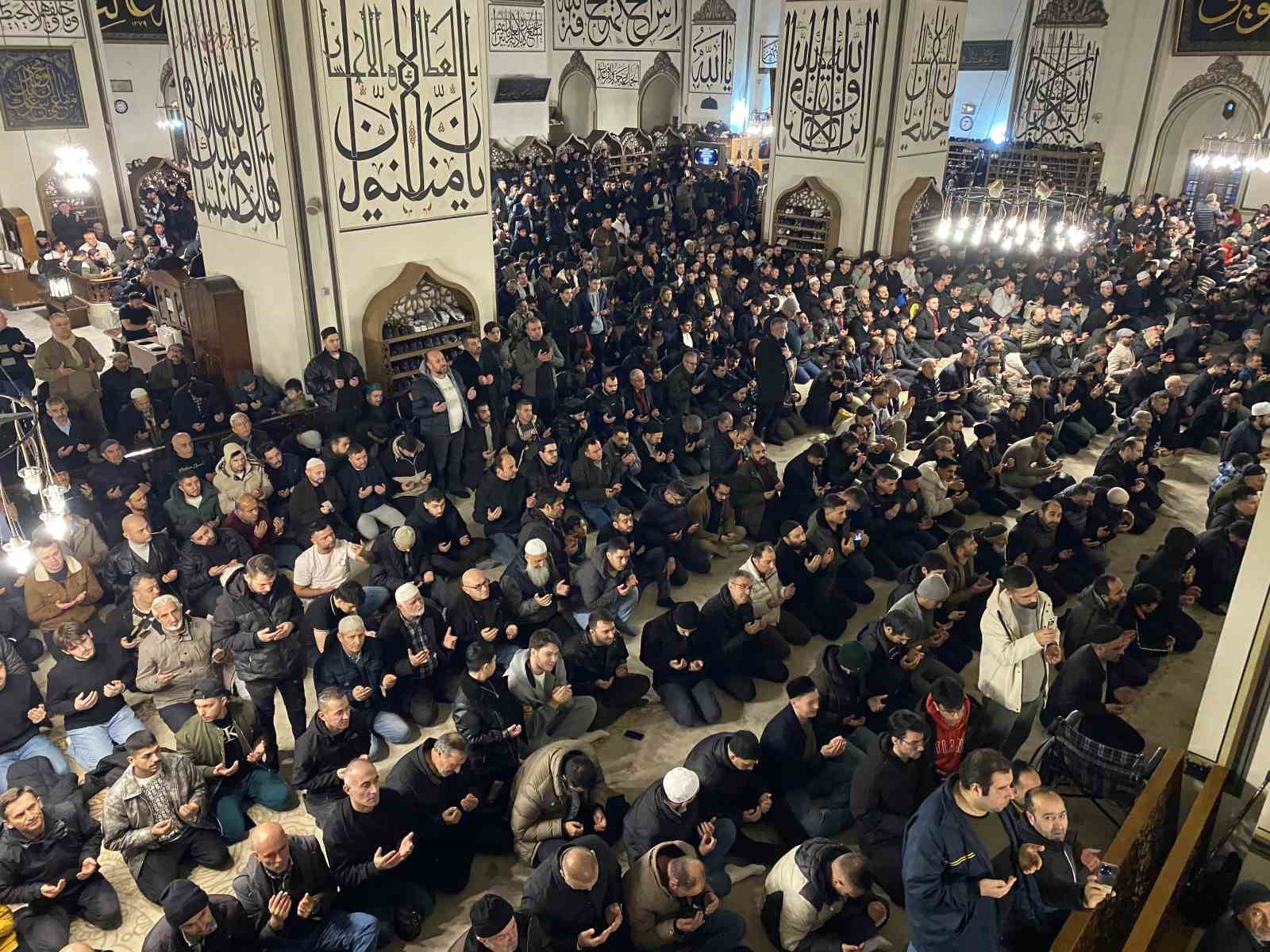 Bursalılar Miraç Kandili’nde Ulu Cami’ye akın etti 13 bursalilar mirac kandilinde ulu camiye akin etti 9 3W3Sz3ZF