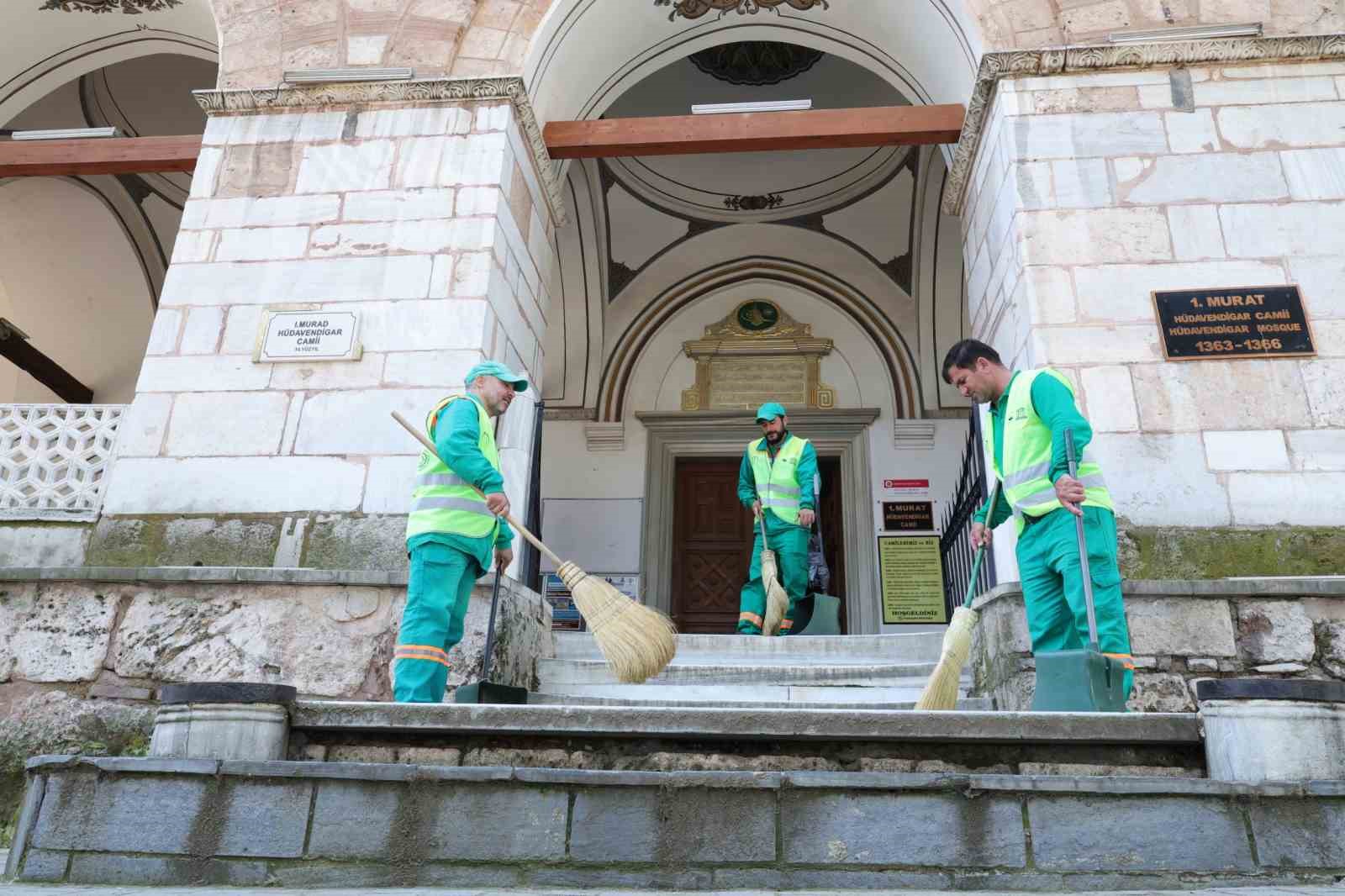 bursanin dunyaca unlu tarihi alanlarina ozel temizlik ekibi 2 g65ENfMw
