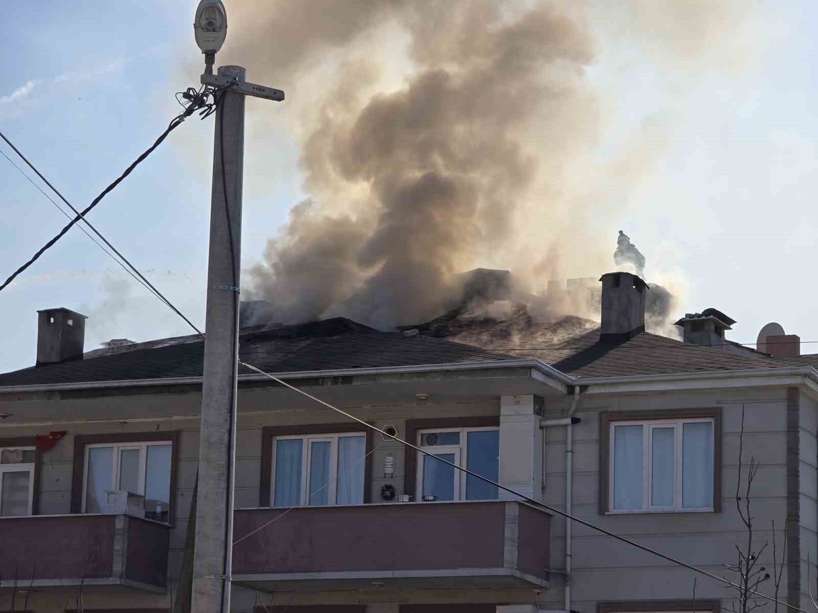 bursanin inegol ilcesinde apartmanin catisi alev alev yandi 0 skiFuLEy