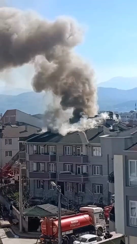 bursanin inegol ilcesinde apartmanin catisi alev alev yandi 1 JWHFkT12