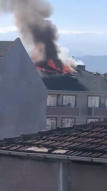 bursanin inegol ilcesinde apartmanin catisi alev alev yandi 2 eR5kNYRi