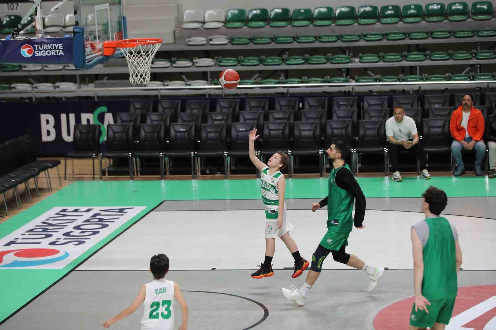bursaspor basketbol takimini 120lik minikler terletti 6 SgO6dz8c