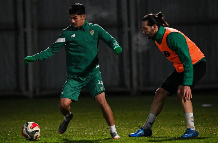 bursaspor gunu cift antrenmanla tamamladi 1 TB7CcH5X