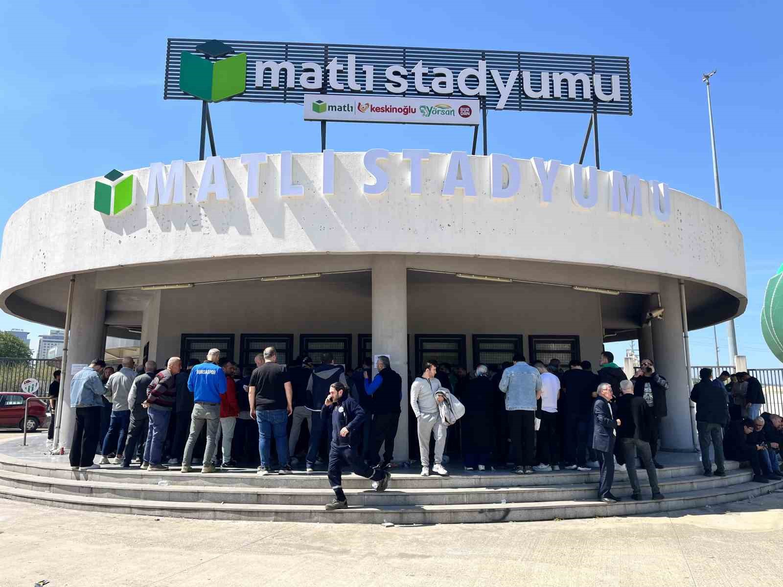 Bursaspor kombinelerine büyük ilgi, taraftar saatlerce kuyrukta bekledi 4 bursaspor kombinelerine buyuk ilgi taraftar saatlerce kuyrukta bekledi 0 E87K7jKf