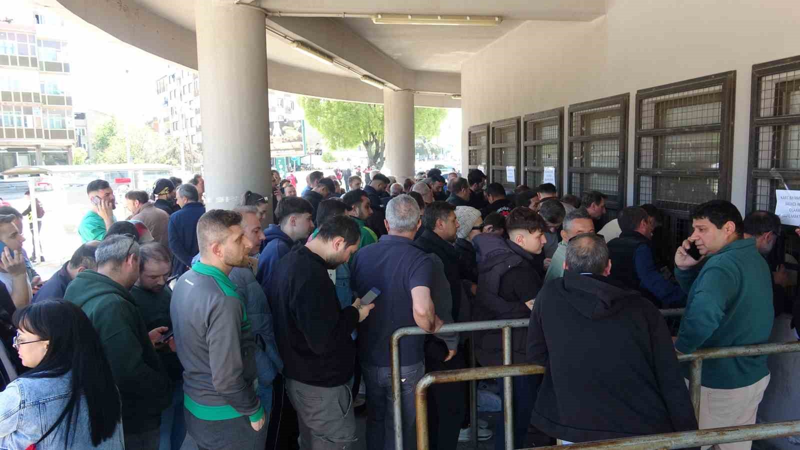 Bursaspor kombinelerine büyük ilgi, taraftar saatlerce kuyrukta bekledi 5 bursaspor kombinelerine buyuk ilgi taraftar saatlerce kuyrukta bekledi 1 TSXvlXMv