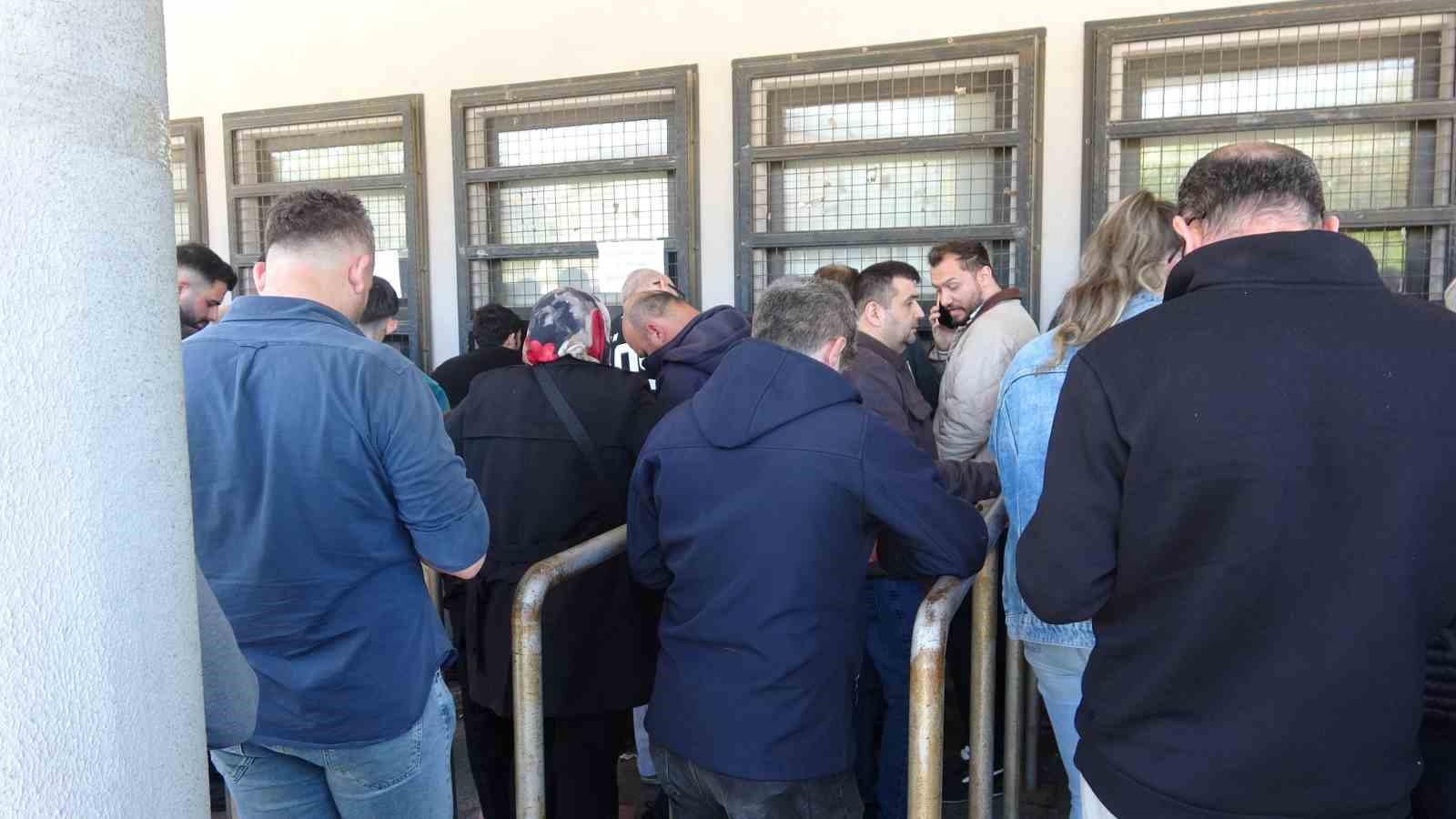 Bursaspor kombinelerine büyük ilgi, taraftar saatlerce kuyrukta bekledi 7 bursaspor kombinelerine buyuk ilgi taraftar saatlerce kuyrukta bekledi 3 ijizOR5G