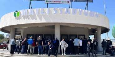 bursaspor-kombinelerine-buyuk-ilgi-taraftar-saatlerce-kuyrukta-bekledi-7DKJMHJE.jpg
