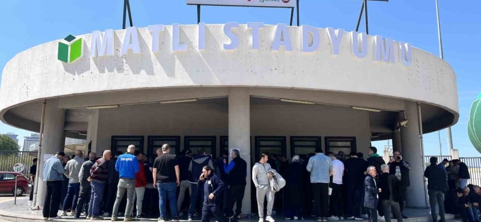 bursaspor-kombinelerine-buyuk-ilgi-taraftar-saatlerce-kuyrukta-bekledi-7DKJMHJE.jpg