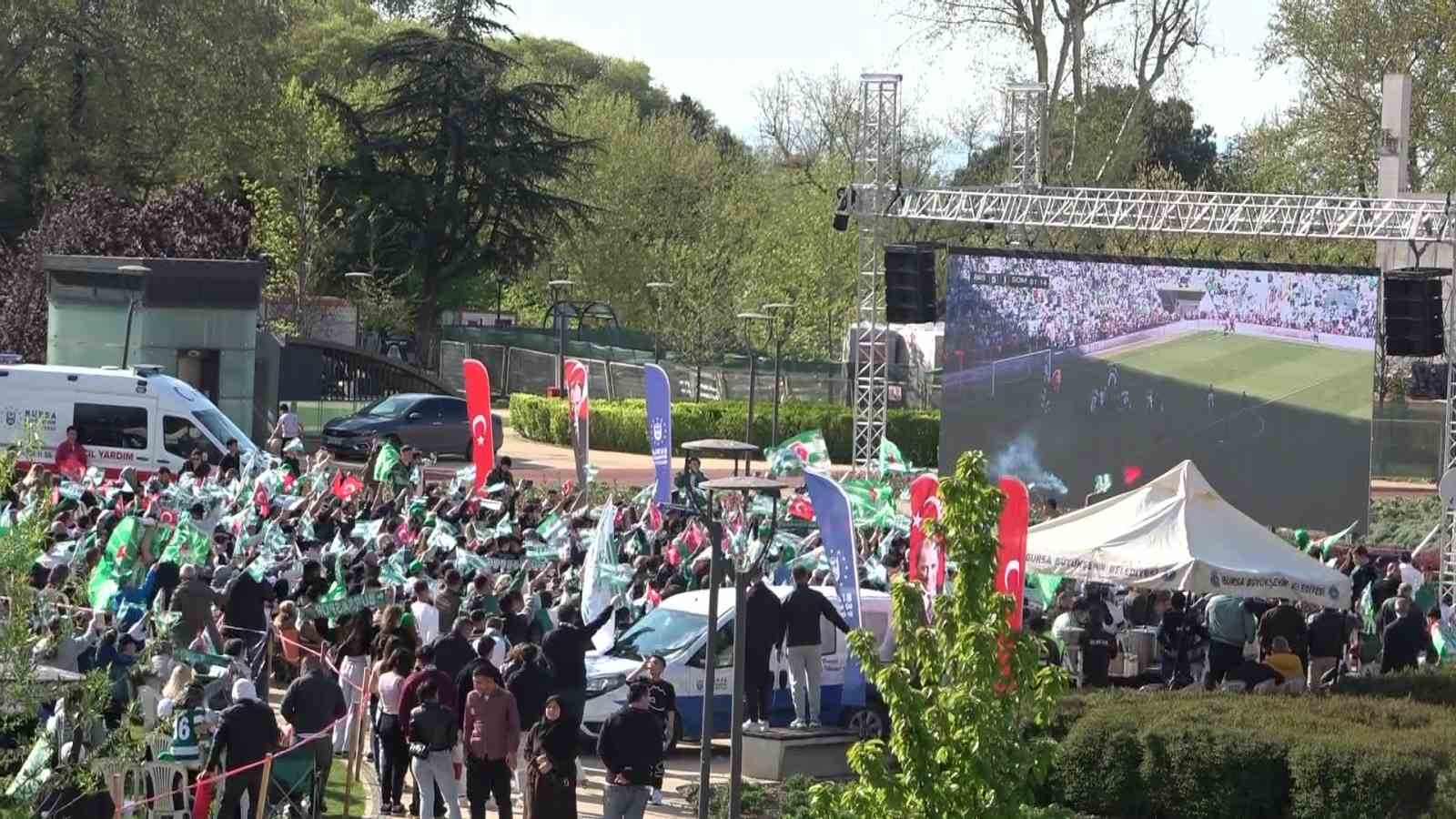 Bursaspor şampiyonluğunu böyle karşıladı 5 bursaspor sampiyonlugunu boyle karsiladi 1 aP6jd8dI