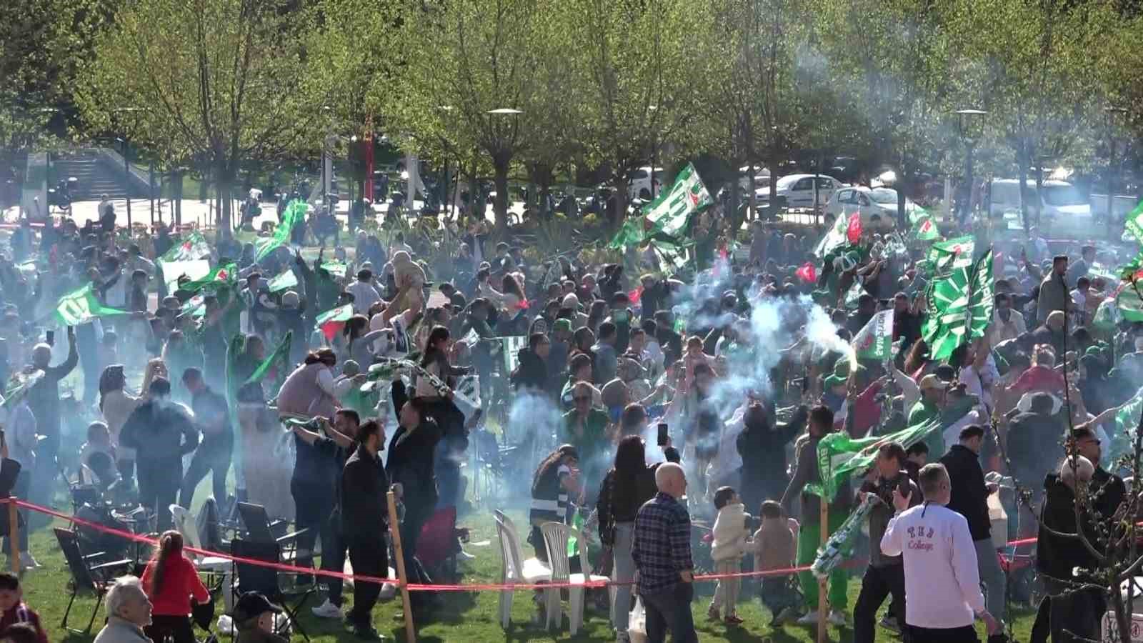 Bursaspor şampiyonluğunu böyle karşıladı 8 bursaspor sampiyonlugunu boyle karsiladi 4 uHJdQ3DF