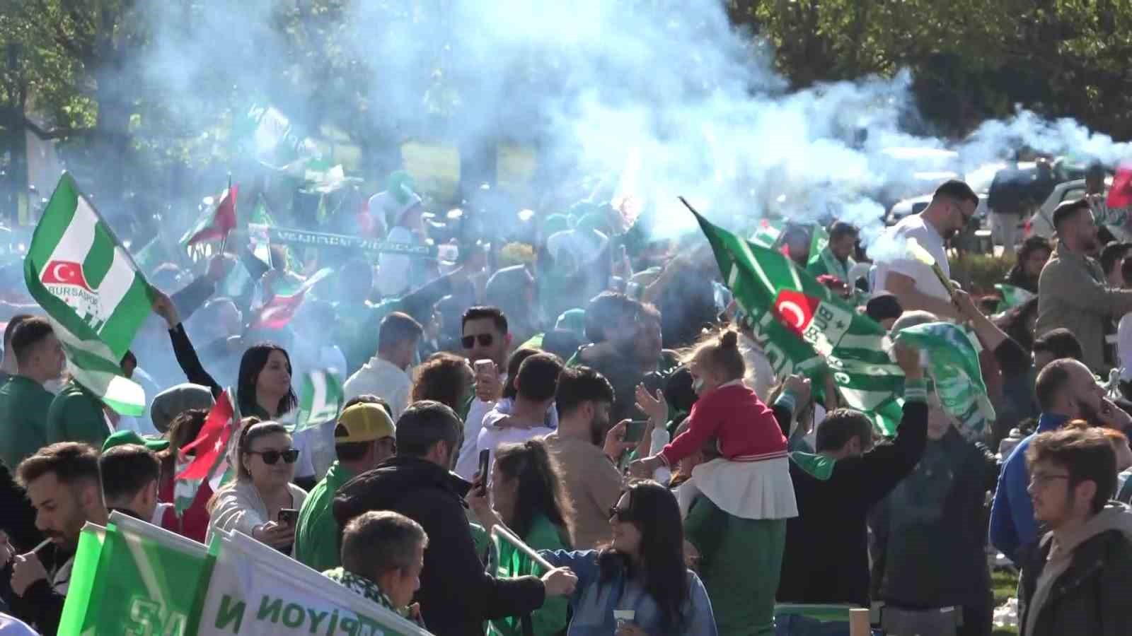 Bursaspor şampiyonluğunu böyle karşıladı 9 bursaspor sampiyonlugunu boyle karsiladi 5 HWGRDpZ1