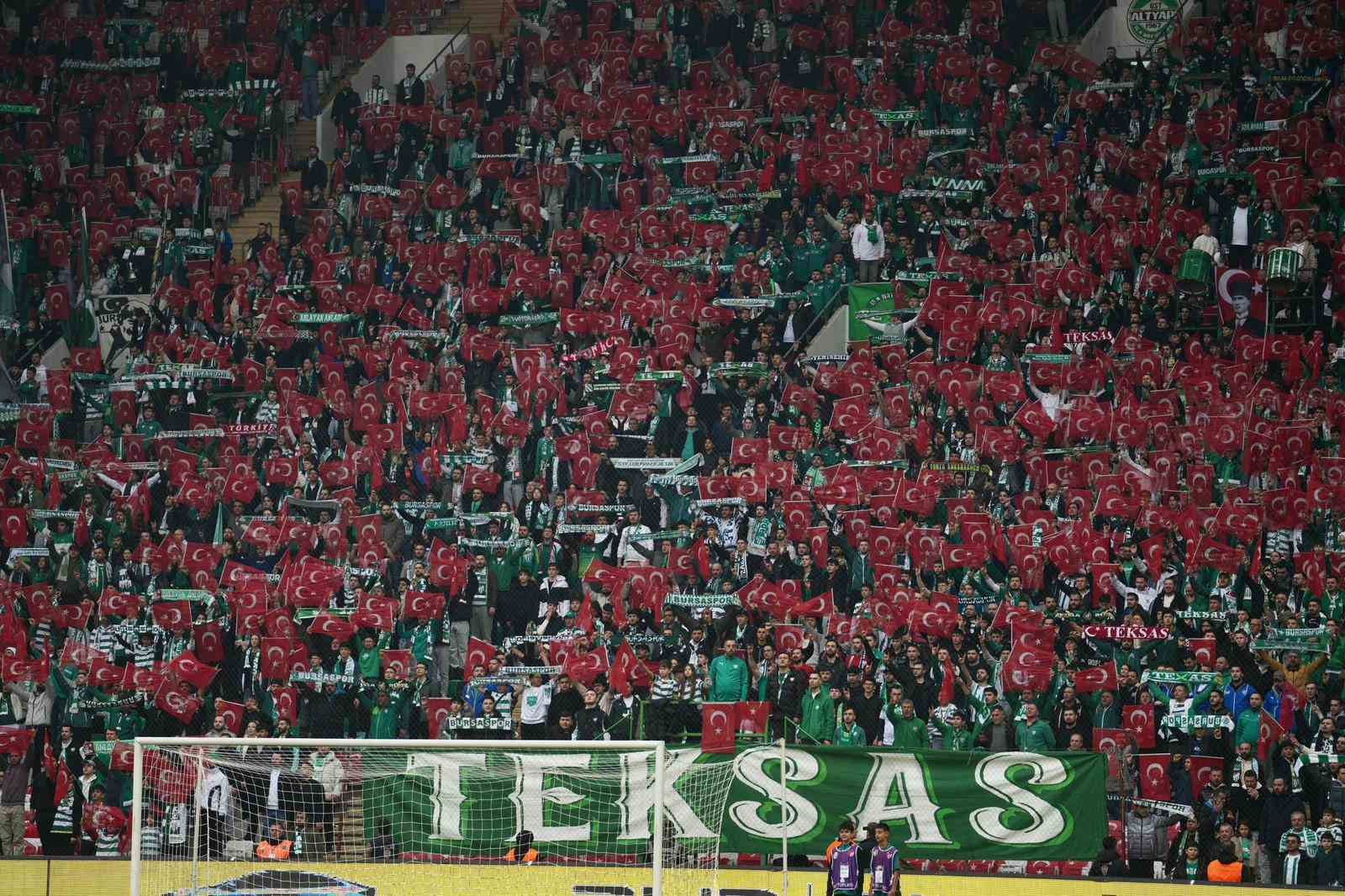 Bursaspor tribünleri Türk bayraklarıyla donatıldı 4 bursaspor tribunleri turk bayraklariyla donatildi 0 CS4LVlhT