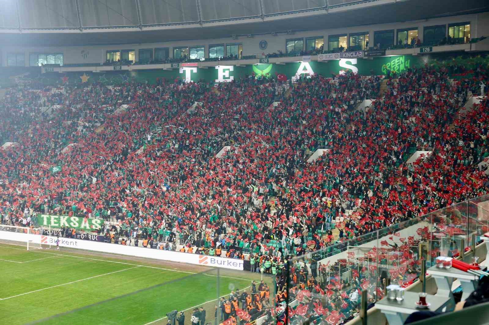Bursaspor tribünleri Türk bayraklarıyla donatıldı 5 bursaspor tribunleri turk bayraklariyla donatildi 1 OP9LjjE1