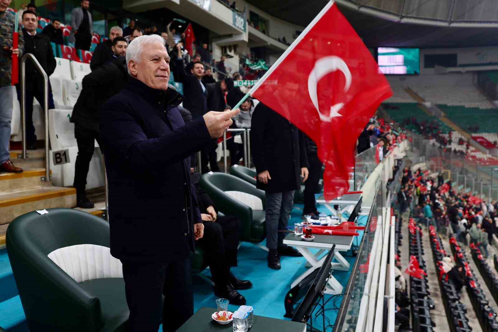 Bursaspor tribünleri Türk bayraklarıyla donatıldı 6 bursaspor tribunleri turk bayraklariyla donatildi 2