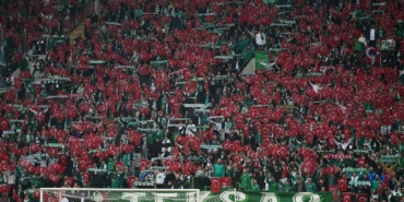 bursaspor-tribunleri-turk-bayraklariyla-donatildi-ZhvxZnR5.jpg