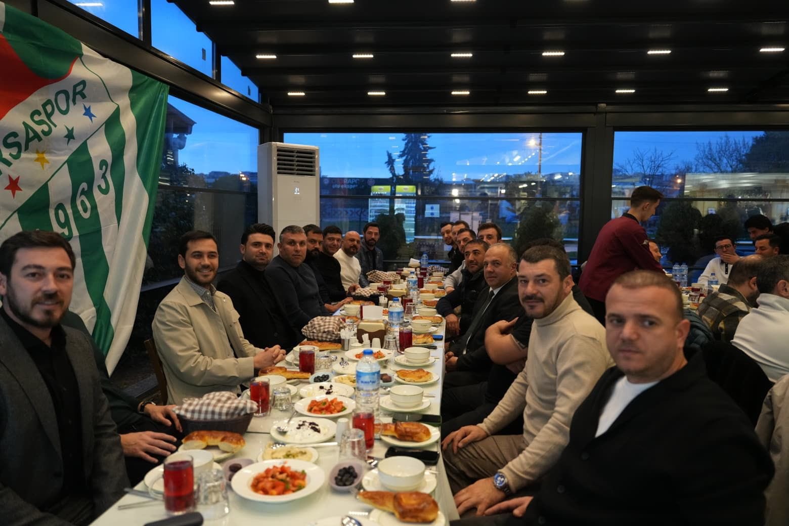 bursaspor ve mke ankaragucu iftar sofrasinda bulustu 1 EaIYUAhl