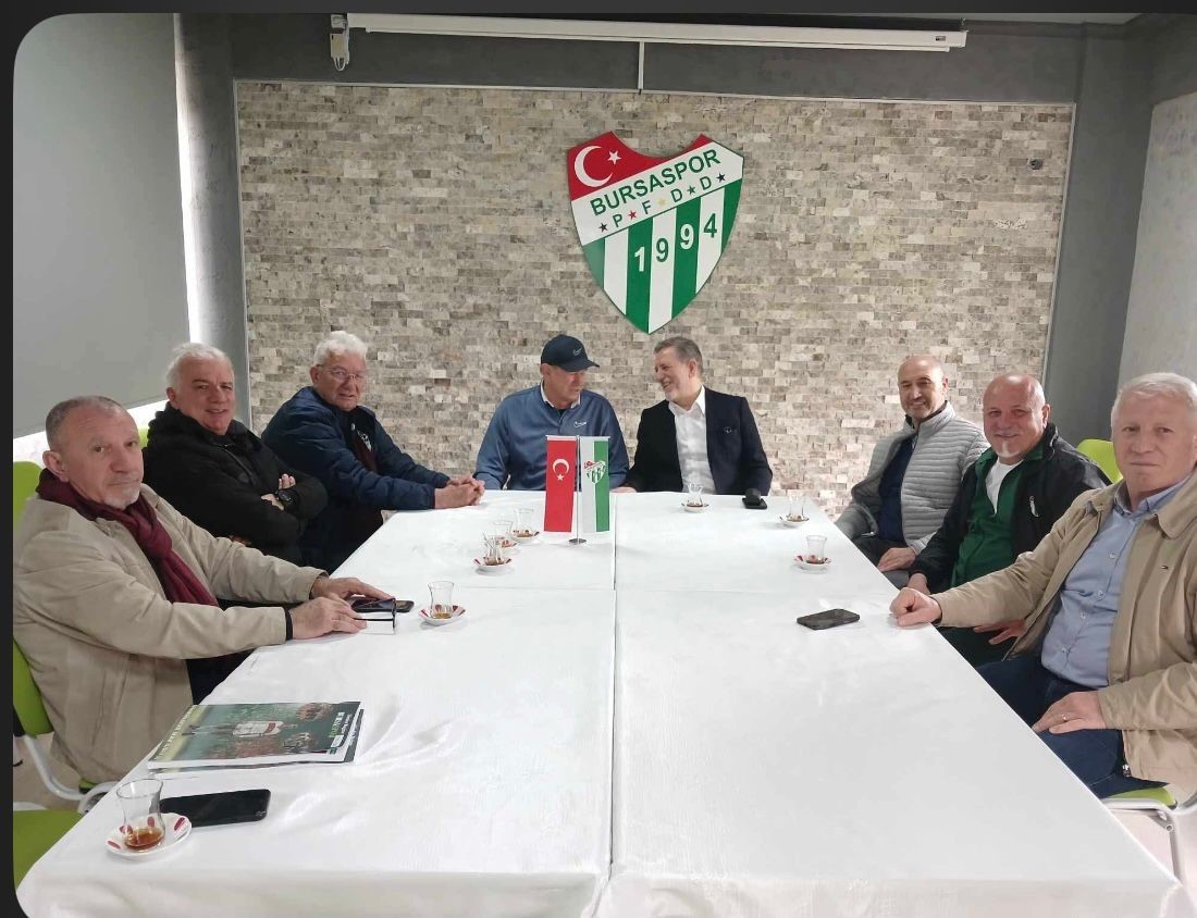 Bursaspor’un unutulmaz kaptanı Özden’in kitabı öğrencilere dağıtıldı 4 bursasporun unutulmaz kaptani ozdenin kitabi ogrencilere dagitildi 0 4dH8azmz