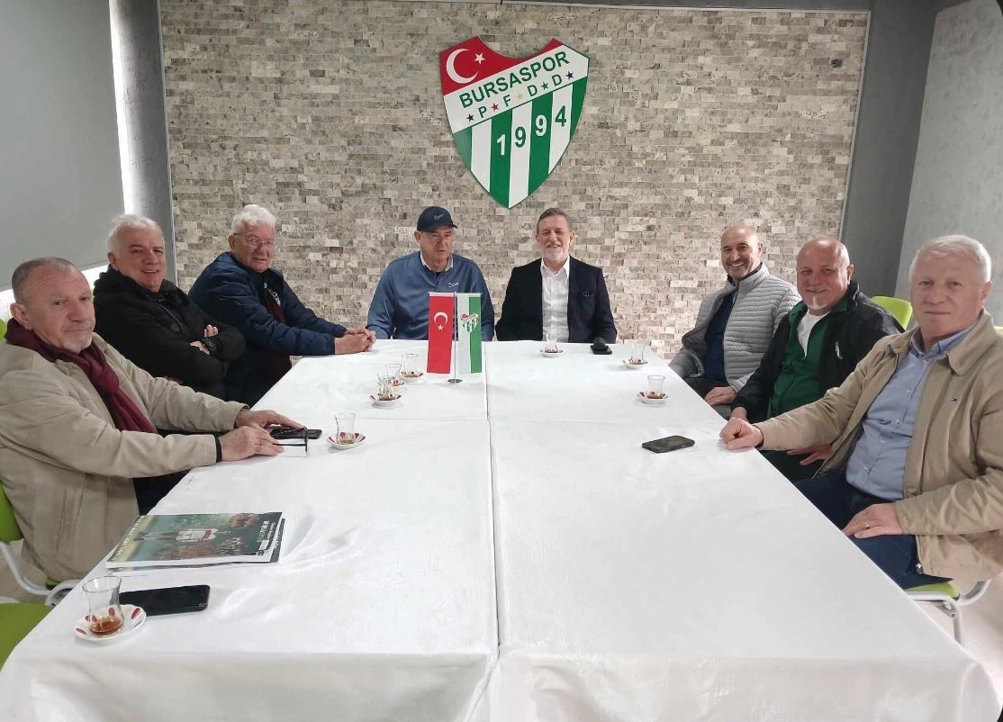 Bursaspor’un unutulmaz kaptanı Özden’in kitabı öğrencilere dağıtıldı 5 bursasporun unutulmaz kaptani ozdenin kitabi ogrencilere dagitildi 1 JDtNy9gW