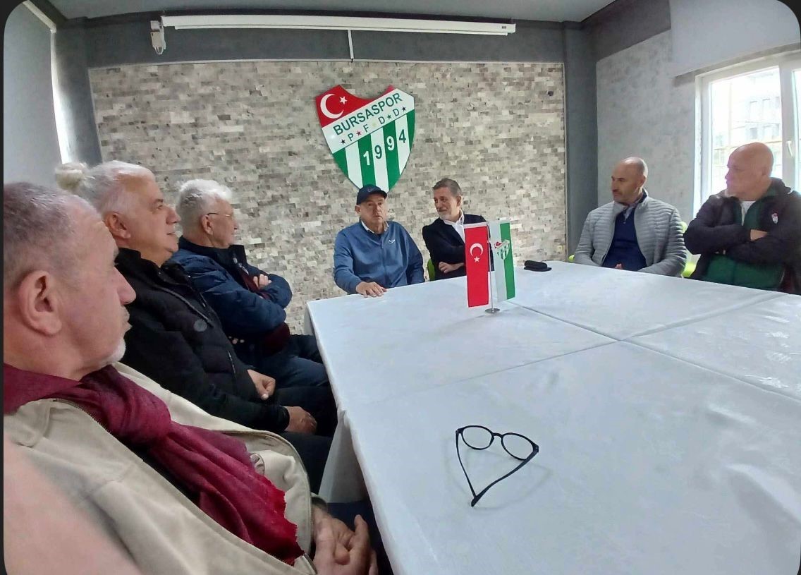 Bursaspor’un unutulmaz kaptanı Özden’in kitabı öğrencilere dağıtıldı 6 bursasporun unutulmaz kaptani ozdenin kitabi ogrencilere dagitildi 2 NH5UVwn1