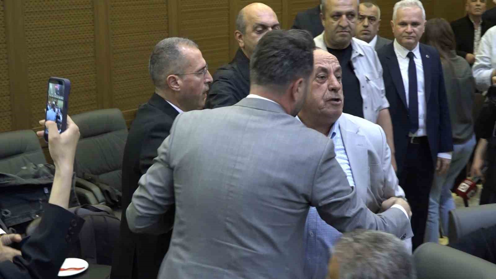 BUSKİ Genel Kurulu’nda gergin anlar 7 buski genel kurulunda gergin anlar 3 bA3Kcam4
