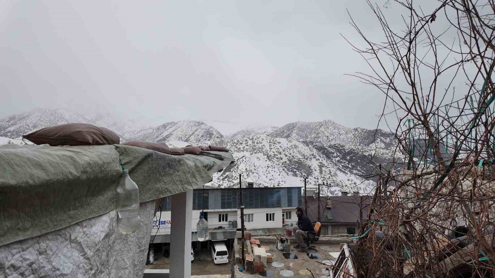 butun birikimi ile ev yapti toprak kaymasi ile hayati askida kaldi 0 dWzL8pfy
