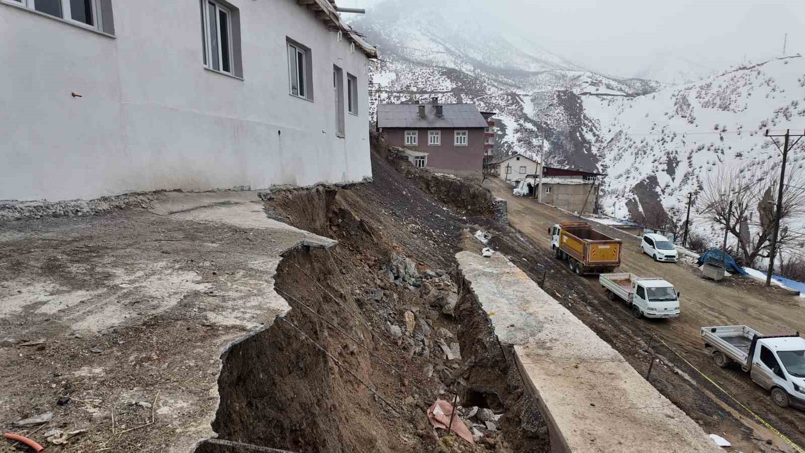 butun birikimi ile ev yapti toprak kaymasi ile hayati askida kaldi 2