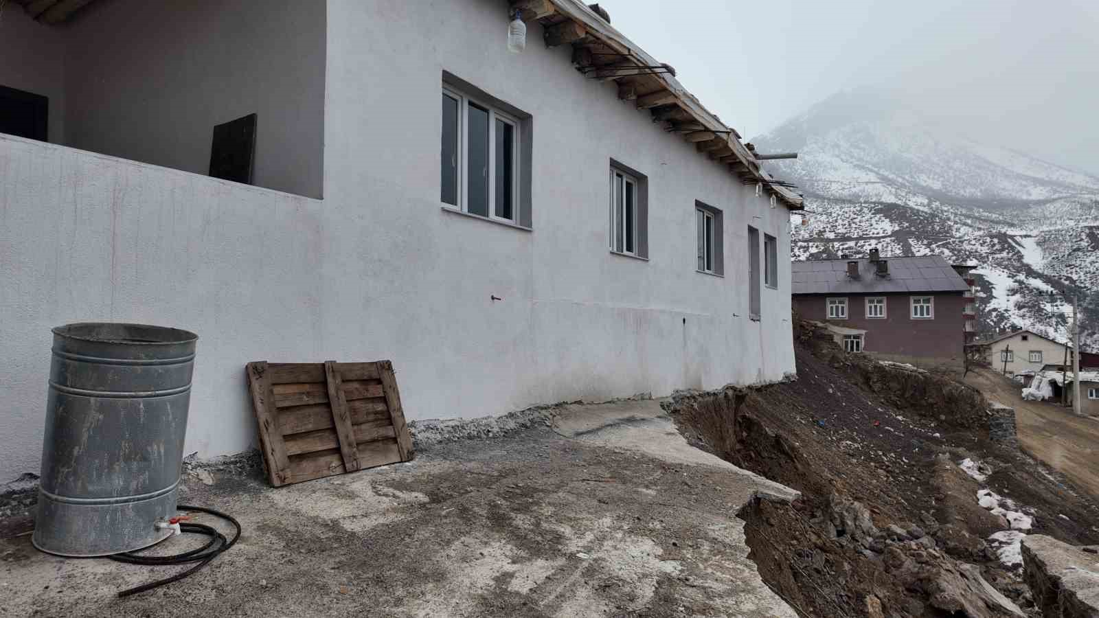 butun birikimi ile ev yapti toprak kaymasi ile hayati askida kaldi 3 LzMrNRE6