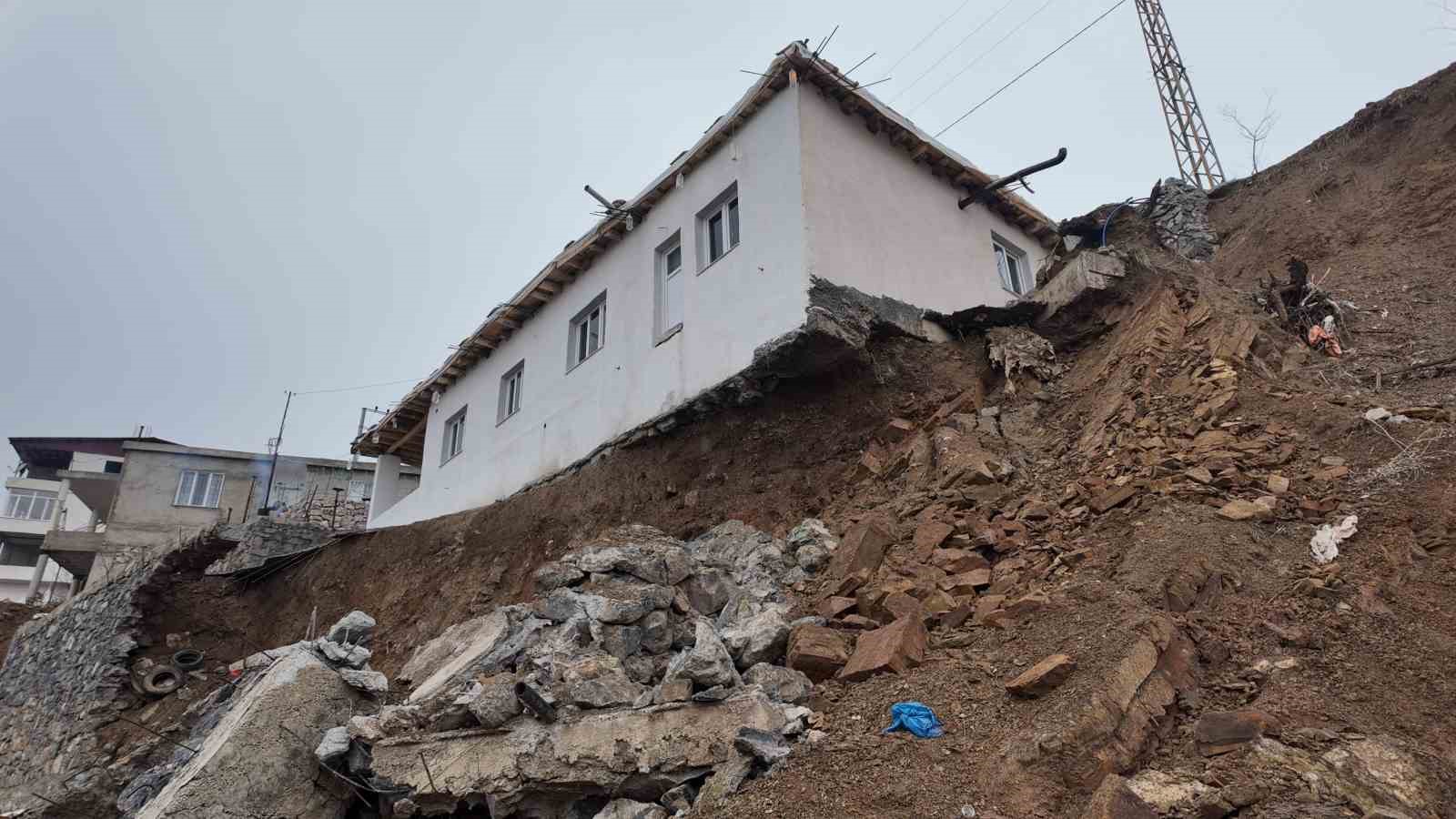 butun birikimi ile ev yapti toprak kaymasi ile hayati askida kaldi 6 1imRmj2y