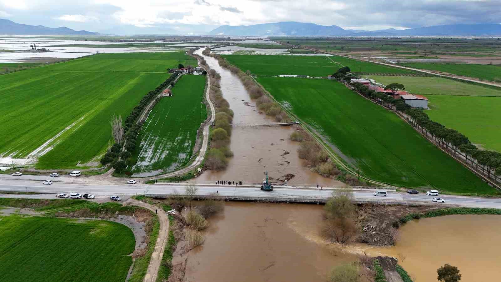 buyuk menderes nehri kopru seviyesine yukseldi 0 wGg9NERr