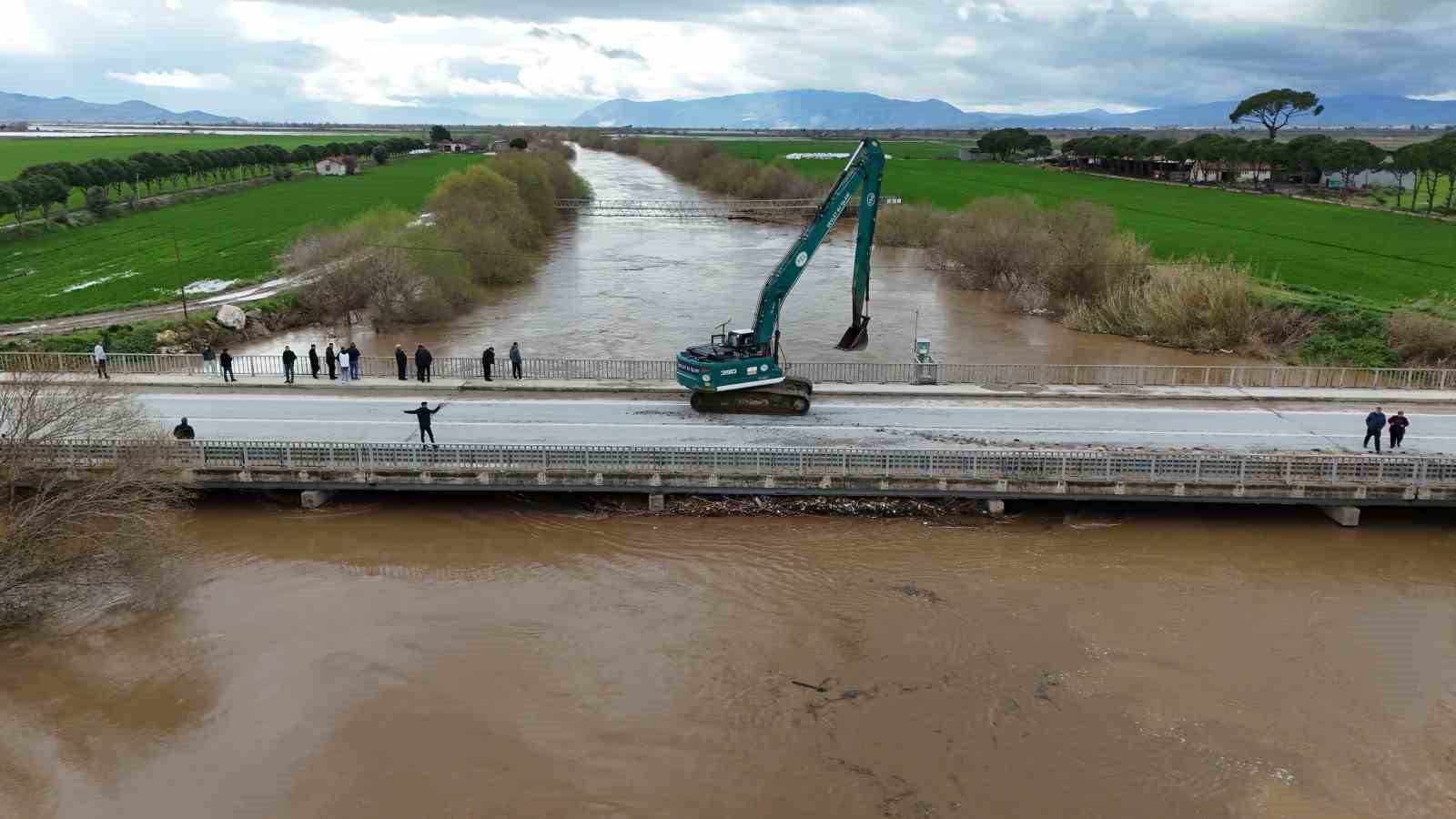 buyuk menderes nehri kopru seviyesine yukseldi 1 YTTwFmDZ