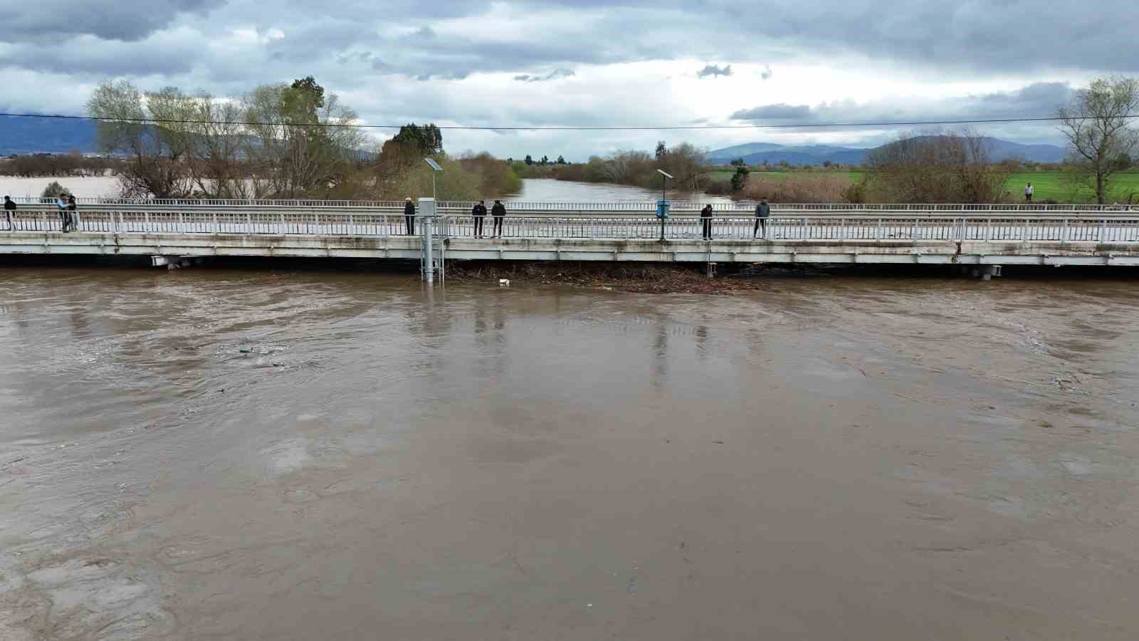 buyuk menderes nehri kopru seviyesine yukseldi 3 u3cUGEqW