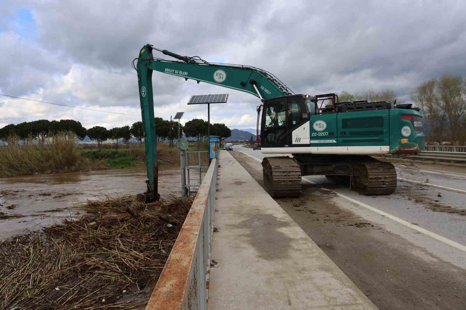 buyuk menderes nehri kopru seviyesine yukseldi 7 VRbXAFUv