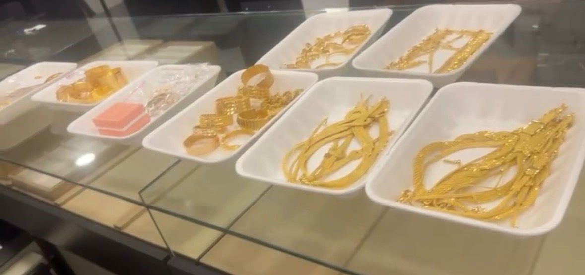 Büyükçekmece Adliyesi’nin adli emanet kasasından çalınan altınların fotoğrafı ortaya çıktı 6 buyukcekmece adliyesinin adli emanet kasasindan calinan altinlarin fotografi ortaya cikti 2 UhrZHpEw