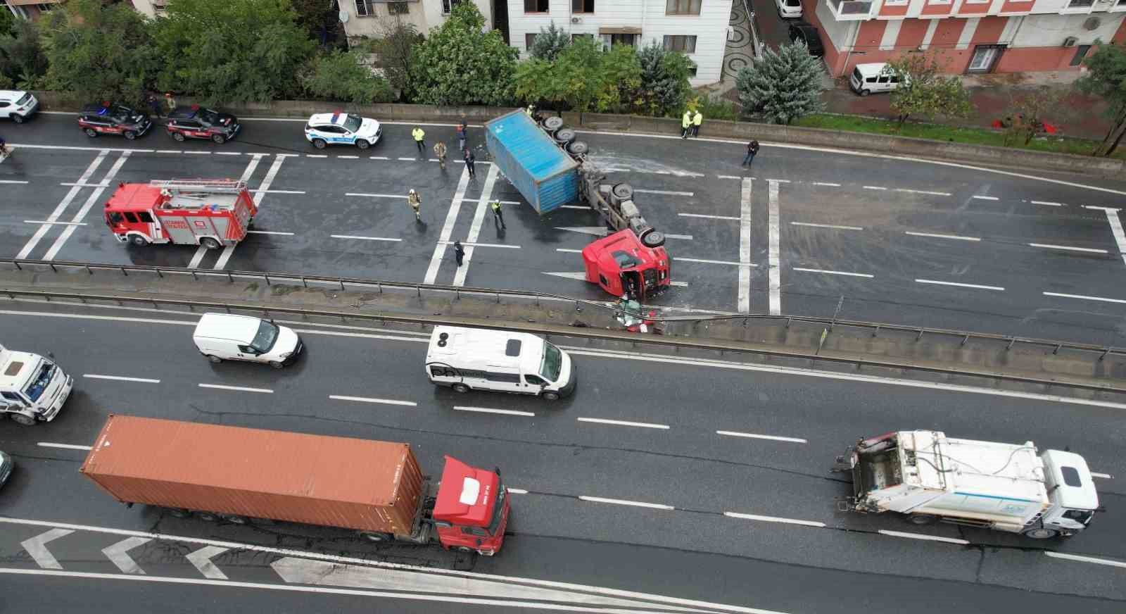 buyukcekmece e 5te devrilen tir nedeniyle yol kapandi 1 C9Xwc6Zt