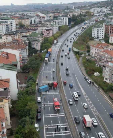 buyukcekmece-e-5te-devrilen-tir-nedeniyle-yol-kapandi-k88buCh5.jpg