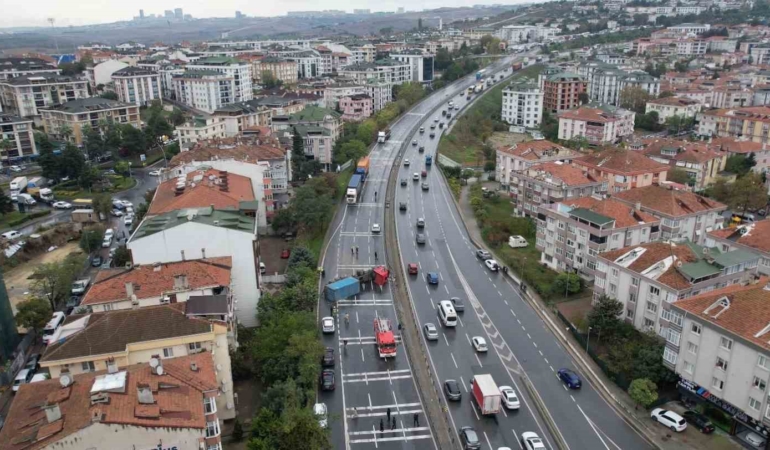 buyukcekmece-e-5te-devrilen-tir-nedeniyle-yol-kapandi-k88buCh5.jpg
