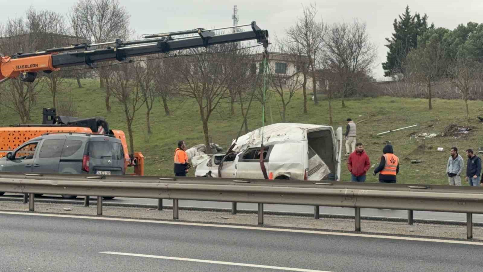buyukcekmece tem otoyolunda kaza 5 yarali 1 EFjpPN65