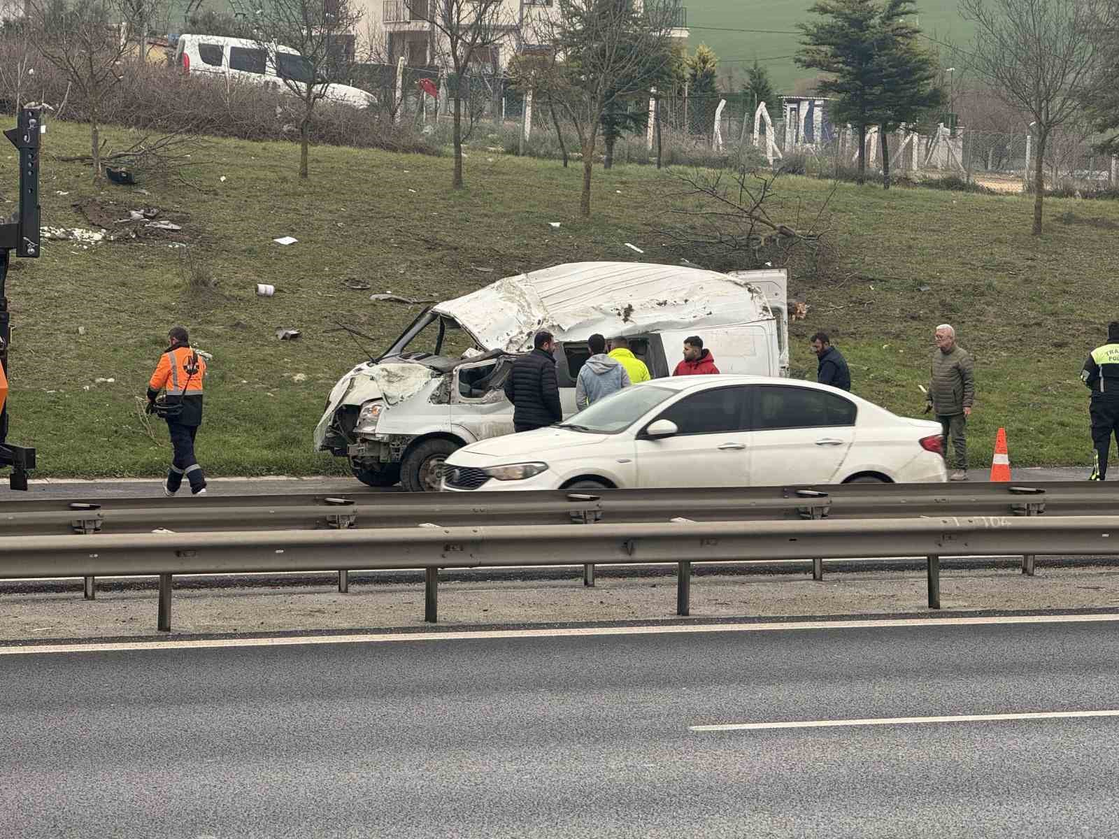 buyukcekmece tem otoyolunda kaza 5 yarali 2 6TIcpmAL